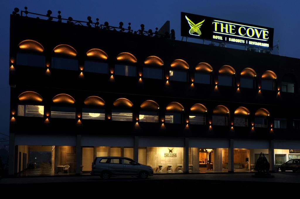 The Cove Hotel Panchkula Buitenkant foto
